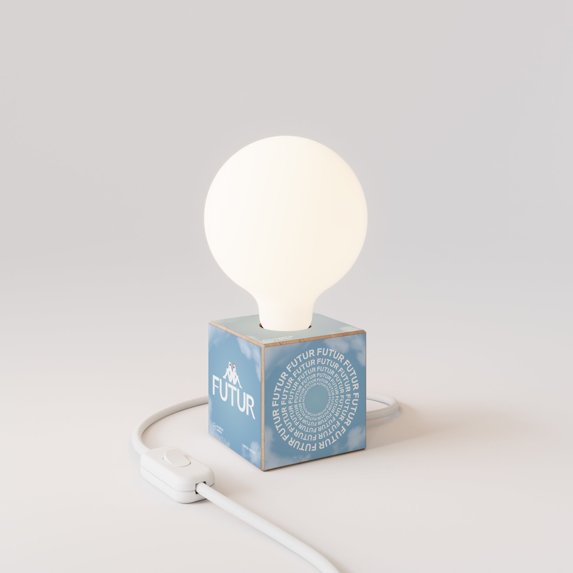 Lámpara de mesa Cubetto con enchufe US, Bombilla globo efecto porcelana "Futur" - Futur Festival