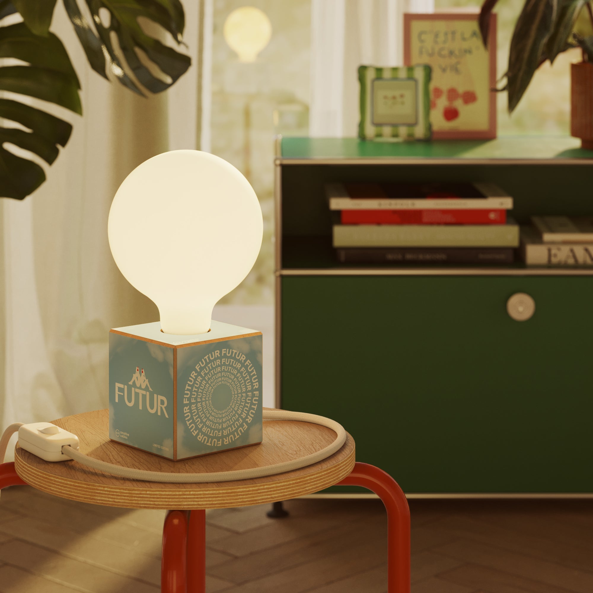Lámpara de mesa Cubetto con enchufe US, Bombilla globo efecto porcelana "Futur" - Futur Festival